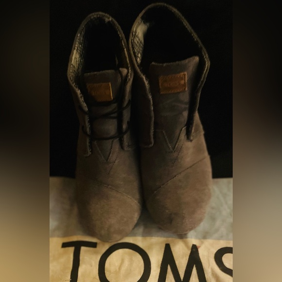 Woman’s Tom’s gray suede wedge booties - Picture 3 of 6